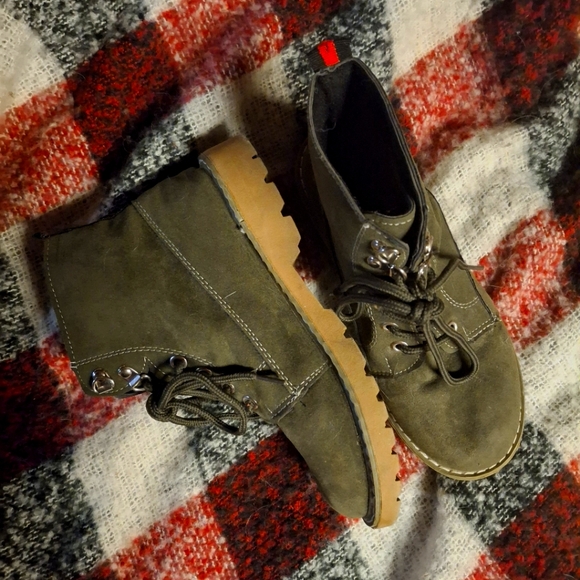 Lace Up GYI Boots - Picture 4 of 8